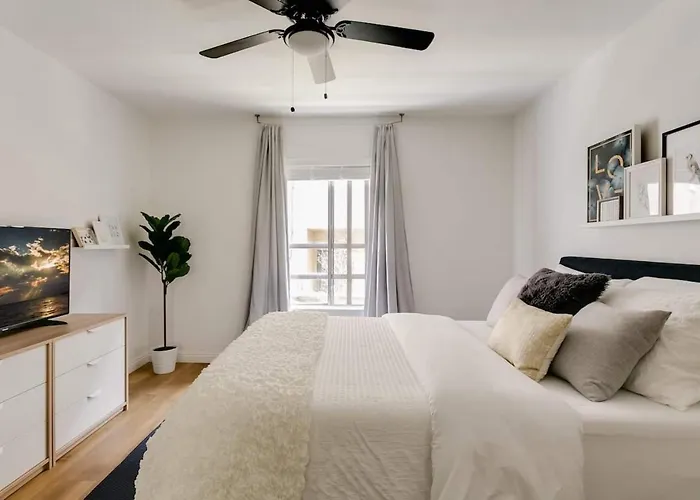 Sophisticated Long Beach Suite With Patio Dining And Parking Nrp21-00185